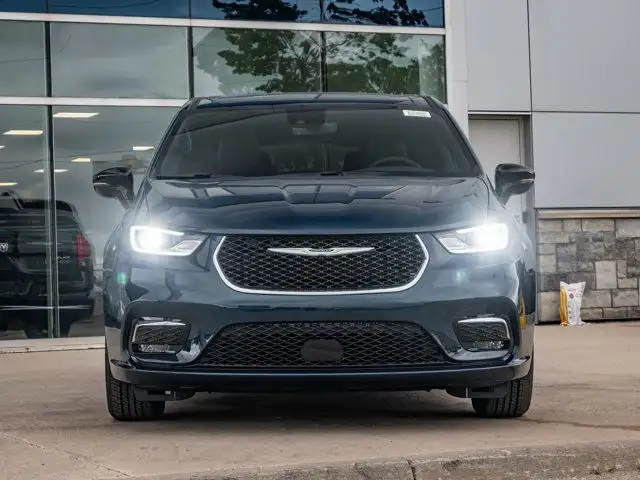 2025 Chrysler Pacifica Select in Cars & Trucks in Barrie - Image 12