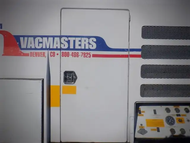 2006 ford F-650 Vacuum Truck 2WD Diesel in Heavy Trucks in Richmond - Image 31