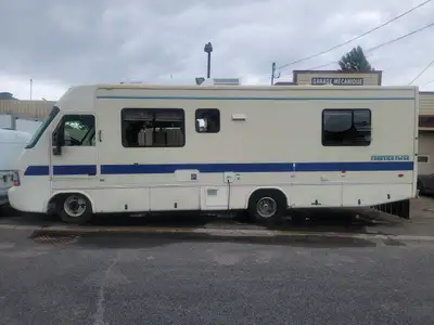 winnebago Plancher neuf, Tank a eau chaude neuve. Air climatiser et Auvent fonctionnel. Roule bien....