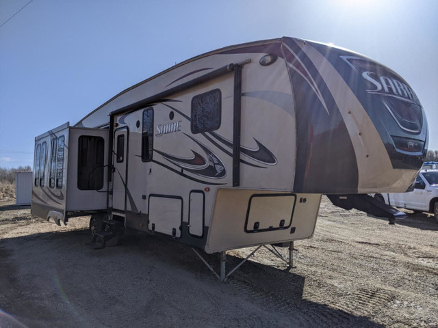 2014 Forest River 37 Ft T/A 5th Wheel Travel Trailer Saber in Travel Trailers & Campers in Edmonton - Image 2