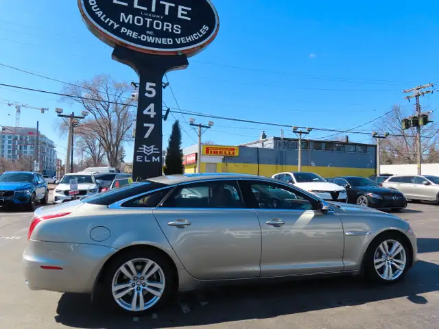 2011 Jaguar XJ XJL - LONG WHEEL BASE - LOW LOW KM - 56,000KMS !! dans Autos et camions dans Région d’Oakville/Halton - Image 6