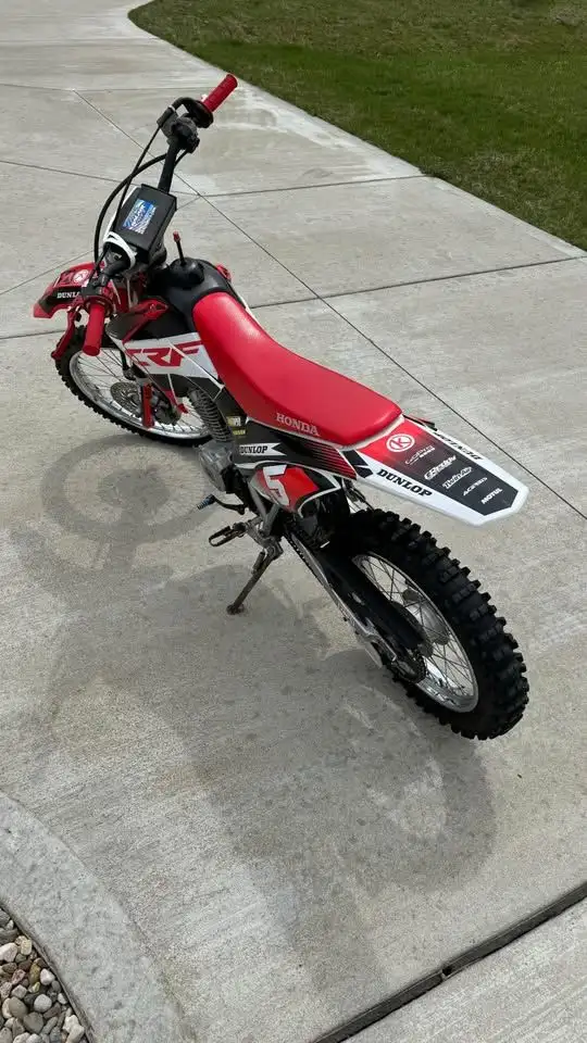  2017 HONDA CRF125F-RED! in Dirt Bikes & Motocross in Edmonton - Image 7