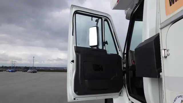 2008 international 7500 Tandem Bucket Truck Diesel Air Brakes in Heavy Trucks in Richmond - Image 26