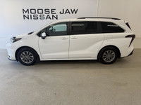 This accident-free 2024 Toyota Sienna LE, finished in classic white, offers a perfect blend of pract... (image 1)