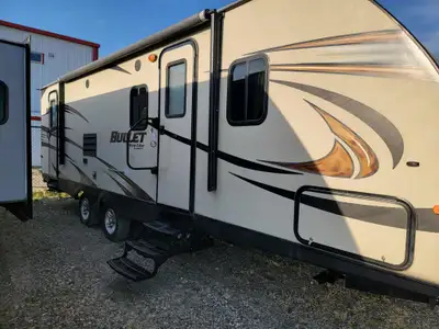Start your next adventure with the 2015 Keystone Bullet 272BHS — a lightweight, family-friendly bunk...