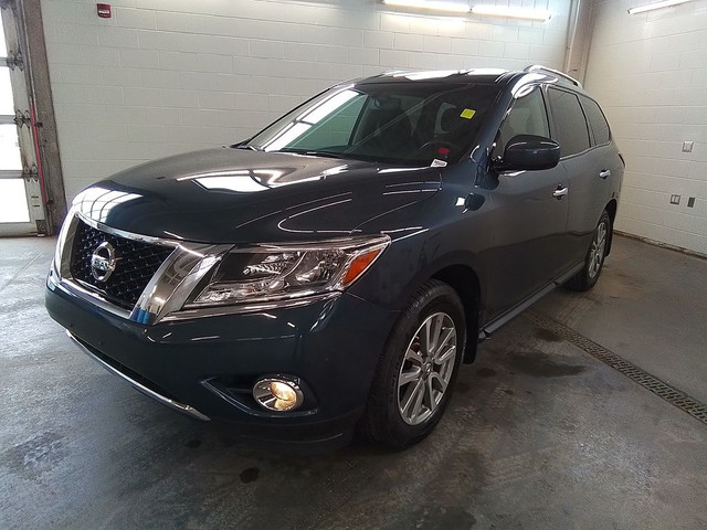  2016 Nissan Pathfinder SV! 4WD! 7-SEATS! PARKING SENSORS! HEATE in Cars & Trucks in Moncton