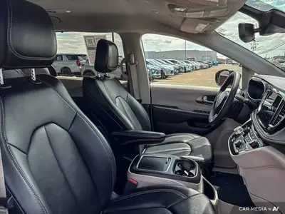 2024 Chrysler Pacifica Touring-L | Apple Carplay | Heated Seats, View more