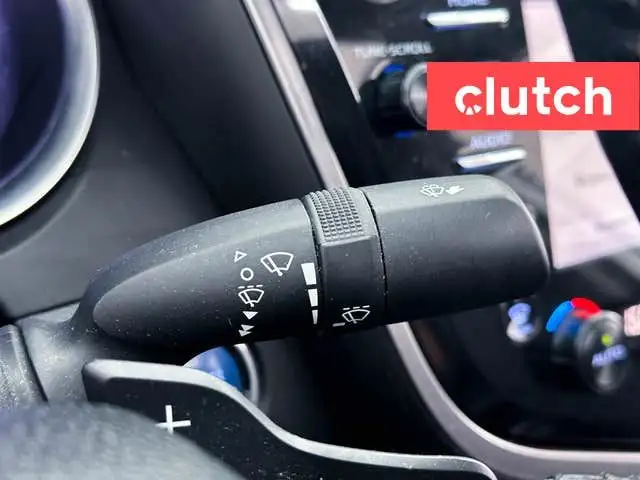2020 Toyota Camry Hybrid SE w/ Apple CarPlay, Heated Front Seats dans Autos et camions dans Ottawa - Image 34