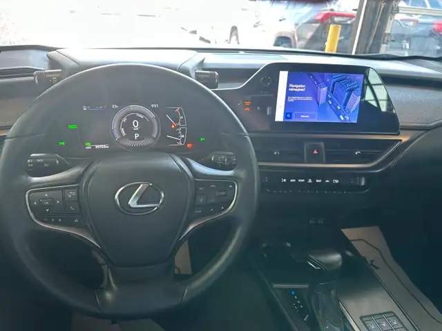 2024 Lexus UX 250h dans Autos et camions dans Région d’Oakville/Halton - Image 14