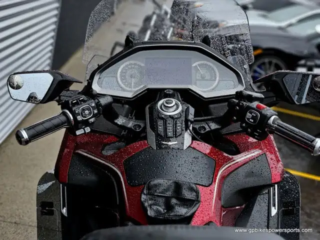2018 Honda Gold Wing Tour DCT Airbag in Street, Cruisers & Choppers in Oshawa / Durham Region - Image 8