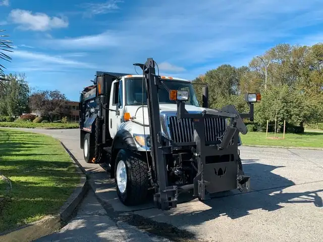 2007 international 7300 Dump Truck With Plow and Spreader Diesel in Heavy Trucks in Richmond - Image 3