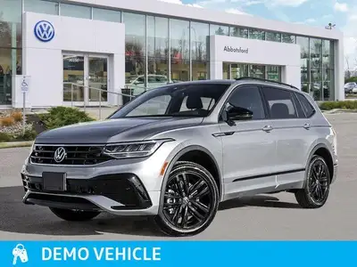 This Volkswagen Tiguan boasts a Intercooled Turbo Regular Unleaded I-4 2.0 L/121 engine powering thi...
