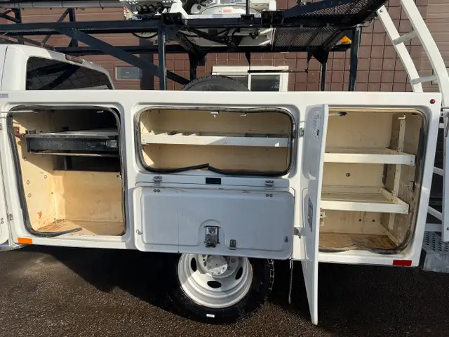 2011 Ford F-550 XLT Bucket Truck 4X4 in Heavy Trucks in Calgary - Image 9