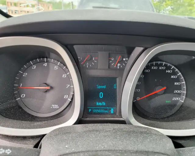 2012 Chevrolet Equinox in Cars & Trucks in Hamilton - Image 12
