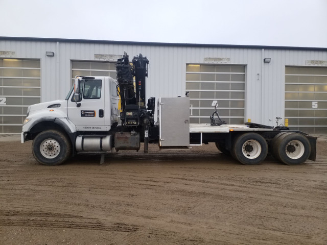 2005 International 7600 Crane Truck in Heavy Trucks in Regina - Image 2