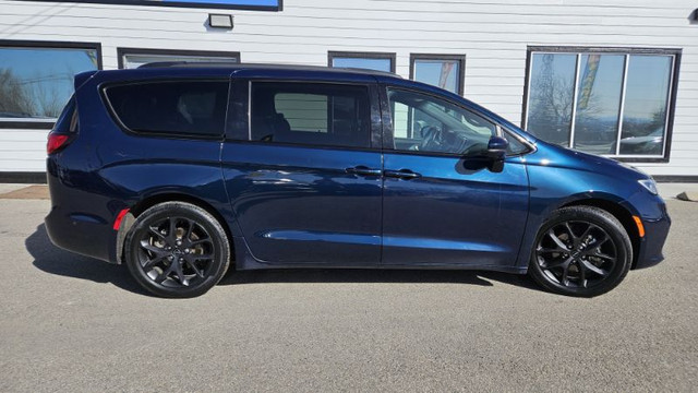 2022 Chrysler Pacifica Touring L in Cars & Trucks in Calgary - Image 4