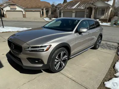 2023 Volvo V60 Cross Country B5 Ultimate - LEASE TAKEOVER
