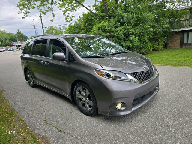 2015 TOYOTA SIENNA SE Leather Heated Seats, Reverse camera, P. s in Cars & Trucks in City of Toronto - Image 4
