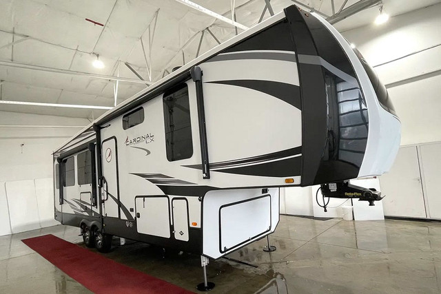 2022 Forest River Cardinal 320RLX – Pre-Owned 5th Wheel in Travel Trailers & Campers in Red Deer - Image 3