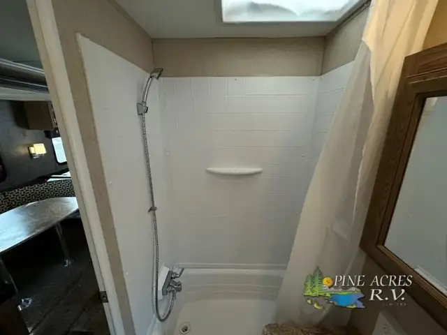 2015 Shasta RVs Revere 32DS in Travel Trailers & Campers in Truro - Image 27