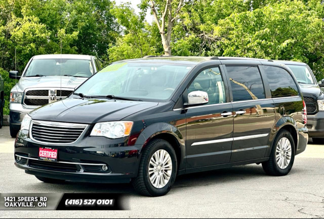 2014 Chrysler Town & Country Limited in Cars & Trucks in Oakville / Halton Region - Image 2