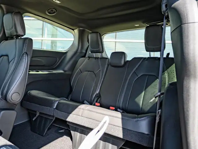 2025 Chrysler Pacifica Select in Cars & Trucks in Barrie - Image 12