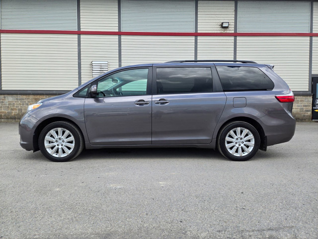 2015 Toyota Sienna LE / AWD 7 Passagers dans Autos et camions  à Ouest de l’Île - Image 4