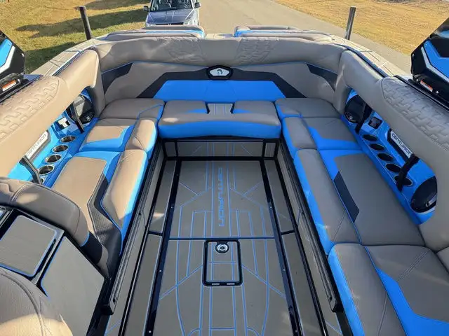 2025 Centurion Ri245 in Powerboats & Motorboats in Kelowna - Image 21