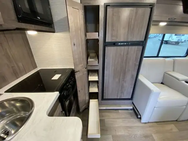 2025 Winnebago Minnie Winnie 26T in RVs & Motorhomes in Abbotsford - Image 22