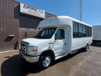 2009 Ford E-450 24 Passenger Bus 6.8L V10 Gas RWD DRW 150,596 KM ! Power Mirrors, Leather interior,... (image 1)