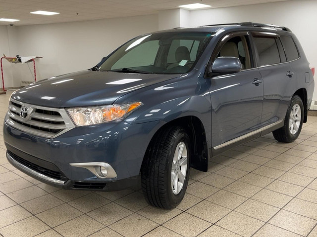 2011 Toyota Highlander V6 in Cars & Trucks in Calgary - Image 2