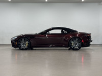 L'Aston Martin DBS Volante 2022 est un cabriolet à propulsion arrière propulsé par un moteur V12 de... (image 4)