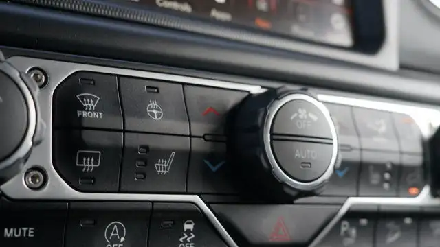 2019 Jeep Wrangler Unlimited Sahara 4x4 | Leather in Cars & Trucks in Guelph - Image 24