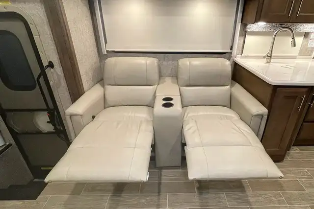 2022 Thor Miramar 35.2 – Pre-Owned Class A Motorhome.  in RVs & Motorhomes in Red Deer - Image 26