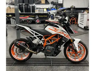 2017 KTM DUKE 390 Les photos peuvent être à titre indicatif et sans inscription. Les promotions en v...