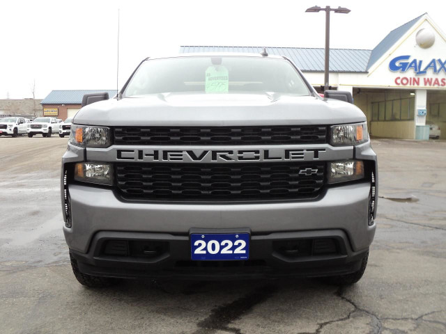  2022 Chevrolet Silverado 1500 Custom CrewCab 4x4 2.7L4cyl 5'7"B dans Autos et camions  à Brantford - Image 2