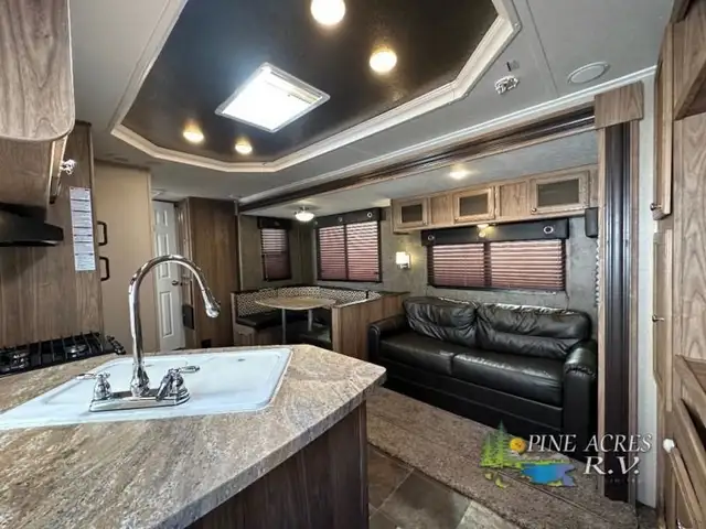 2015 Shasta RVs Revere 32DS in Travel Trailers & Campers in Truro - Image 39