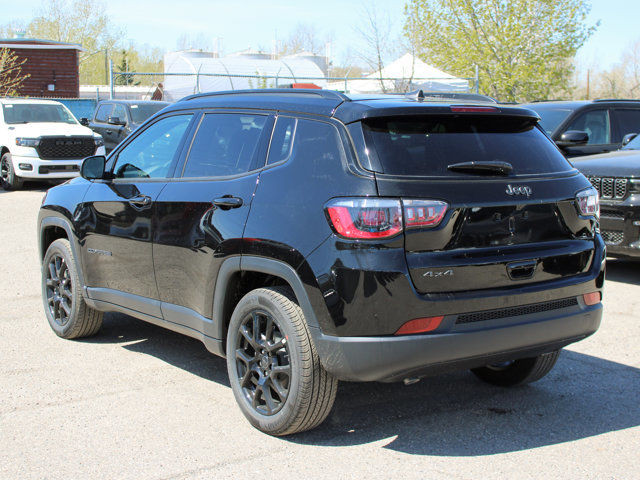 2025 Jeep Compass Altitude 4x4, Wireless Charging Pad in Cars & Trucks in Calgary - Image 3