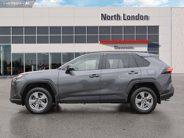 2022 Toyota RAV4 XLE CLEAN CARFAX - HEATED SEATS / STEERING W... in Cars & Trucks in London - Image 3