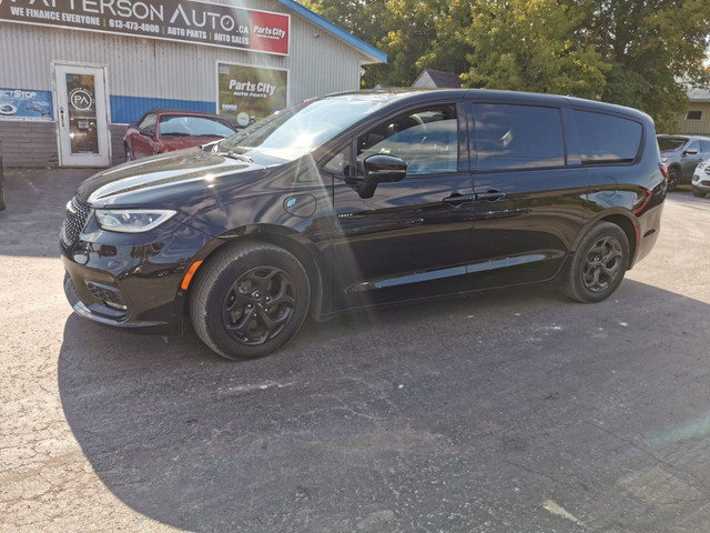 2022 Chrysler Pacifica Hybrid Limited in Cars & Trucks in Belleville