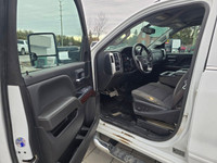 2017 GMC Sierra 2500HD SLE 4WD Crew Cab with 199,000kms on it. Vehicle comes safety certified. Exten... (image 8)