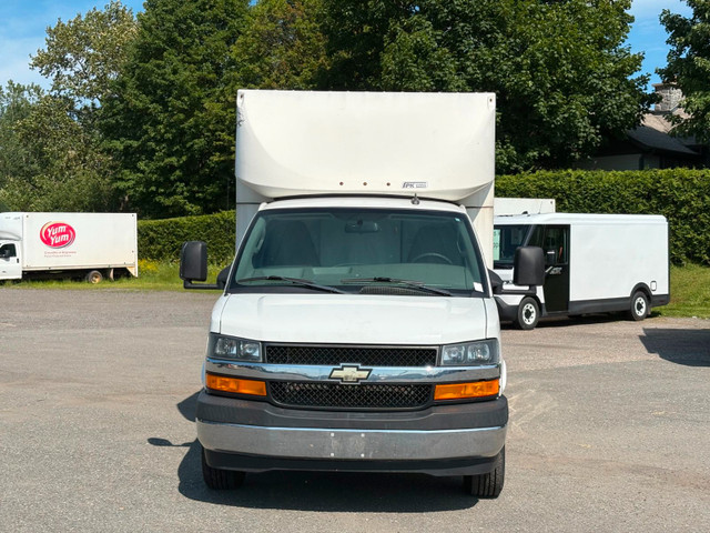 2019 Chevrolet Express Commercial Cutaway CUBE 12 PIEDS DECK, V8 in Cars & Trucks in Victoriaville - Image 2