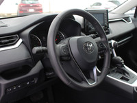 FEATURES OF THE RAV4 XLE AWD »» All-wheel drive for enhanced control and traction »» Automatic trans... (image 9)