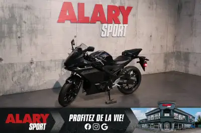 Cette MOTOCYCLETTE YAMAHA YZF-R3 2025 est disponible DÈS MAINTENANT! Contactez-nous au 450-420-2707....
