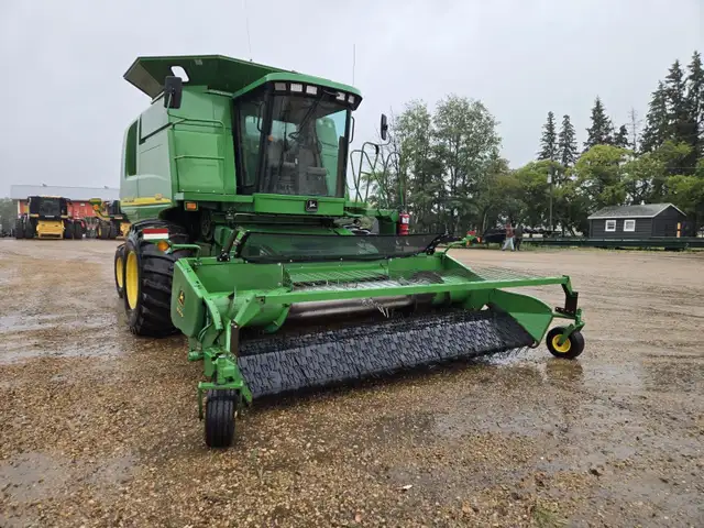 2000 John Deere Combine 9650 in Farming Equipment in Kamloops - Image 3