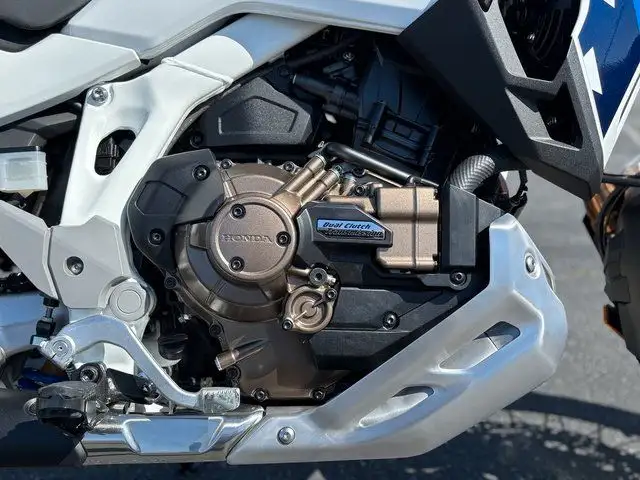 2025 HONDA AFRICA TWIN ADVENTURE SPORTS ES DCT-WHITE! in Street, Cruisers & Choppers in Winnipeg - Image 12