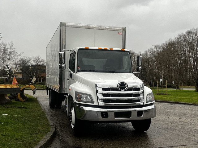 2020 Hino 338 24 Foot Cube Van with Powered Tailgate in Heavy Trucks in Edmonton - Image 2