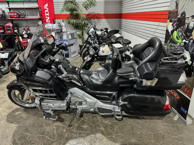 GL1800AL Gold Wing in Street, Cruisers & Choppers in Edmonton - Image 5