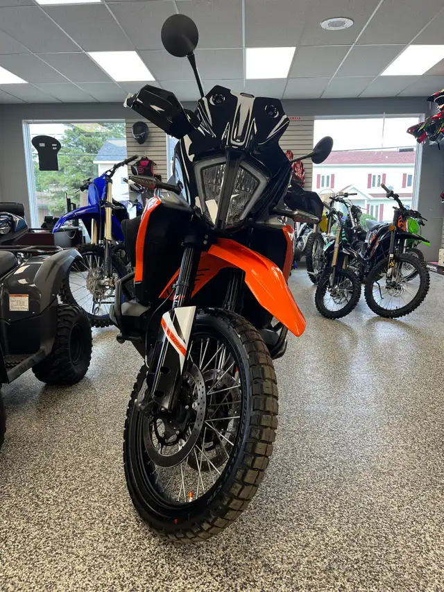 1 KTM ADVENTURE 890 MOTO AVENTURE A L'ETAT NEUF IMPECCABLE AUCUN in Other in Lac-Saint-Jean - Image 4