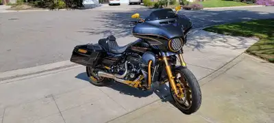 APPLY NOW: https://www.ridecollective.ca/get-pre-approved The 2017 Harley-Davidson CVO Street Glide...